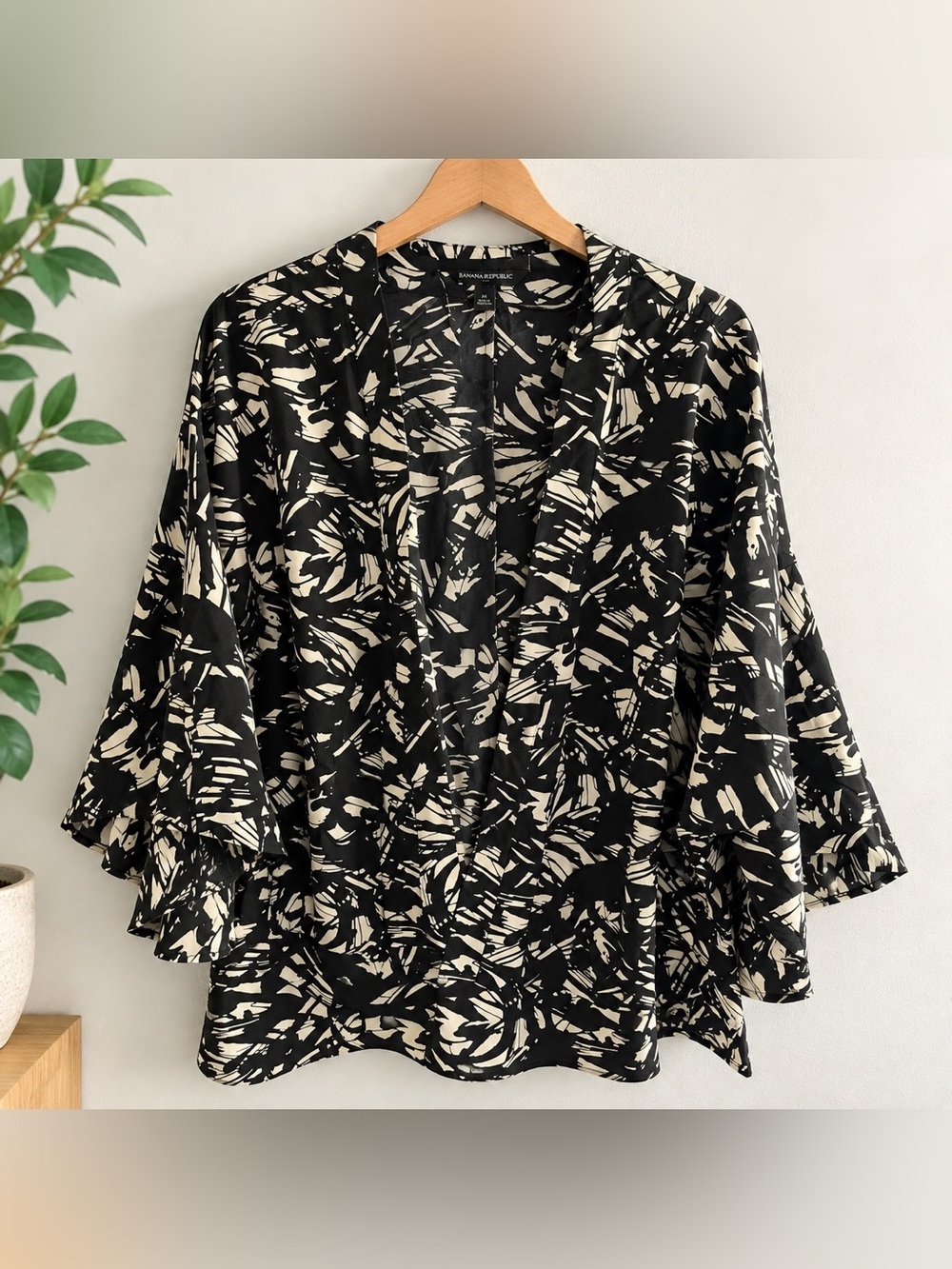 Banana Republic Black and white Abstract Print Kimono Medium